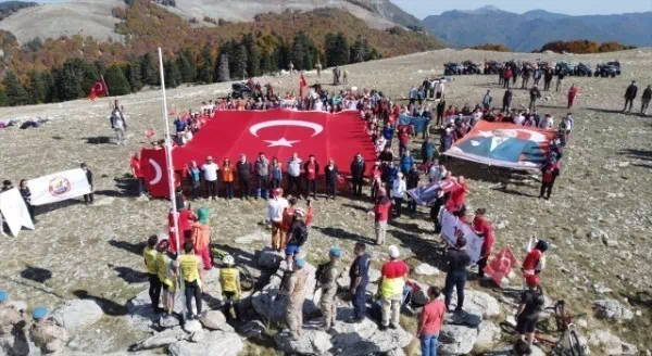 Osmaniye’de 300 dağcı, Cumhuriyet’in 100. yılını Keldaz Dağı’na tırmanarak kutladı