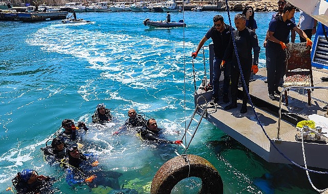 Deniz Dibi Temizliği: Antalya'da 1 Ton Atık Toplandı