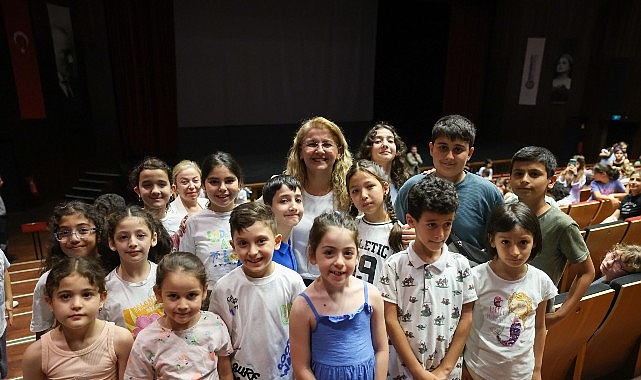 Bakırköy'de Karnesini Alan Çocuklara Sinema Keyfi