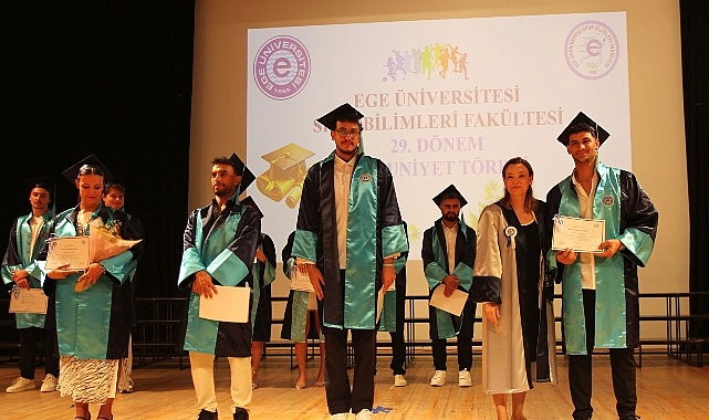 Ege Üniversitesi 29. Dönem Mezuniyet Töreni Coşkuyla Gerçekleştirildi